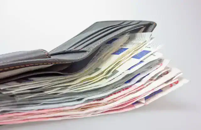 지폐가 가득 들어 있는 두꺼운 가죽 지갑