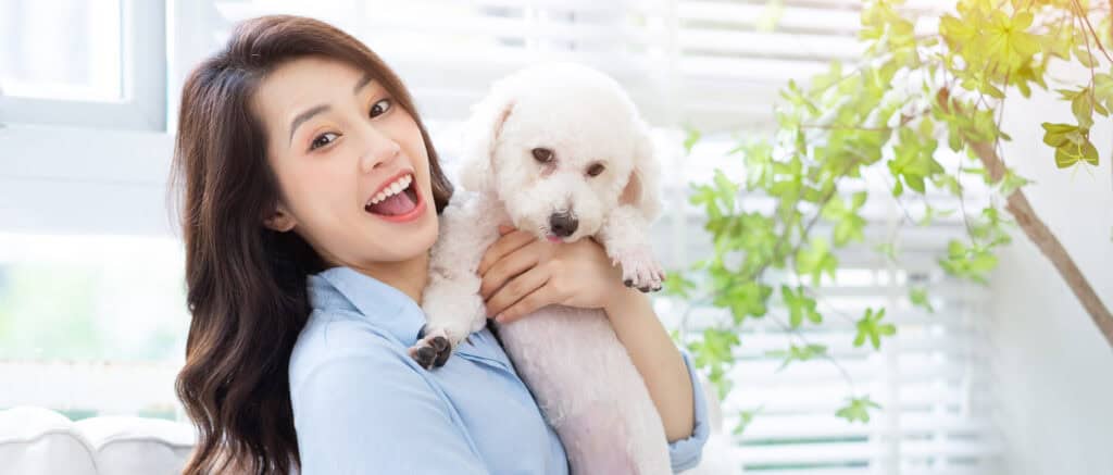 건강한 강아지를 안고 웃는 보호자 - 정기 구충과 위생 관리만 지키면 개회충 걱정 없이 반려생활을 즐길 수 있다